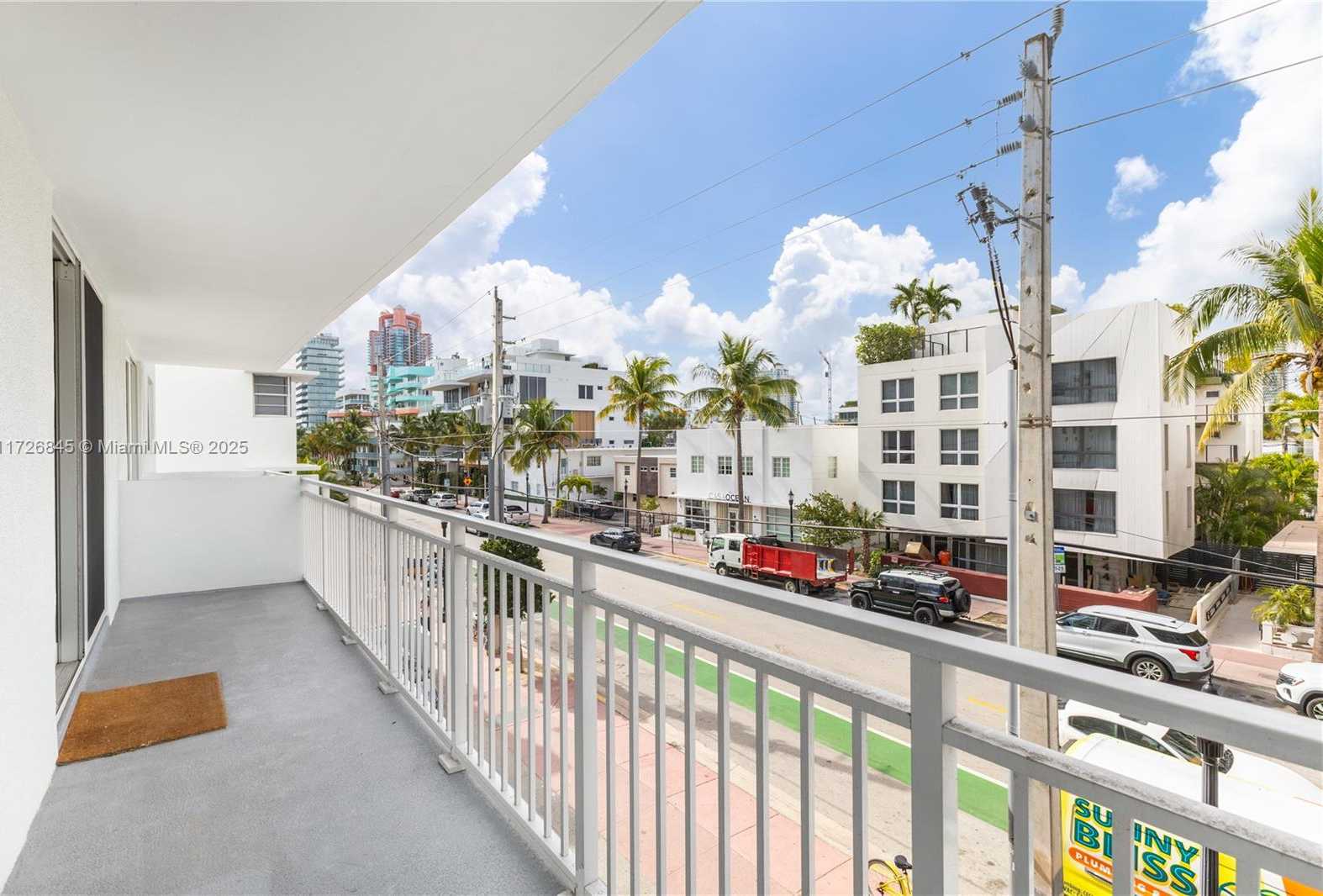 Small Image of 345 OCEAN DR #304, Miami Beach Number 2