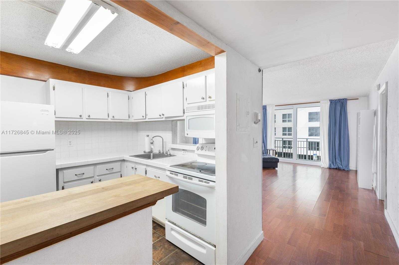 Small Image of 345 OCEAN DR #304, Miami Beach Number 4