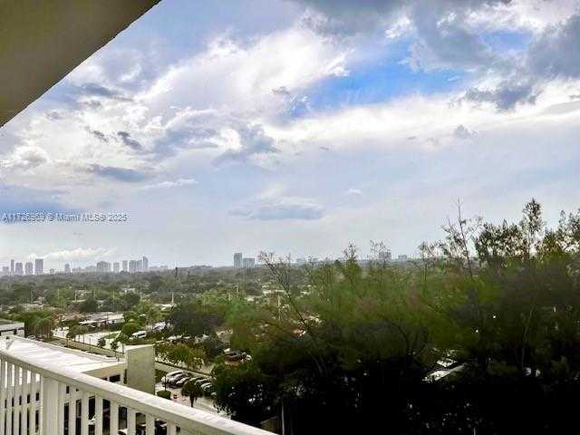 Small Image of 1300 NORTH EAST MIAMI GARDENS DR #1001E, Miami Number 2