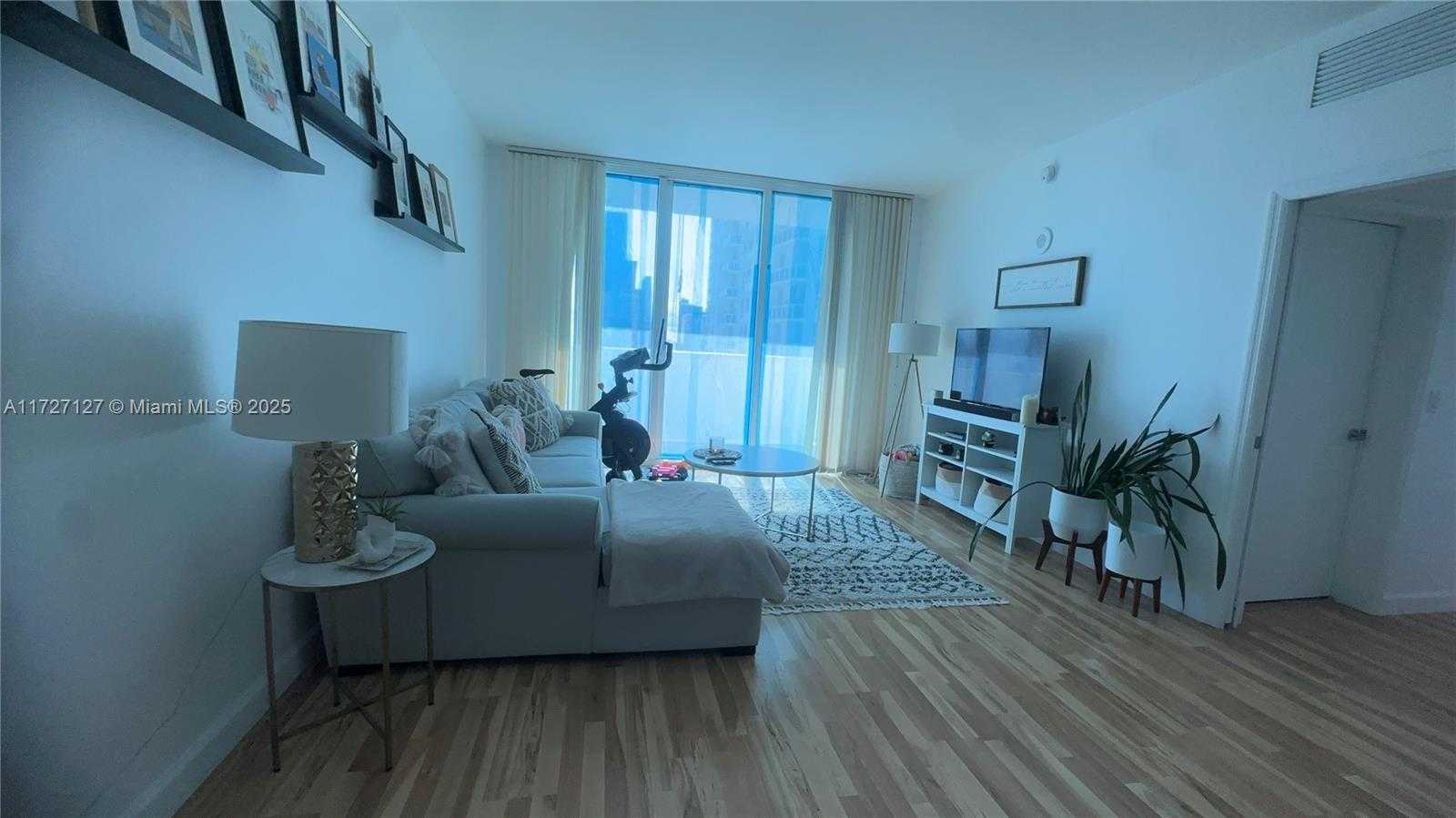 Small Image of 950 BRICKELL BAY DR #3403, Miami Number 5