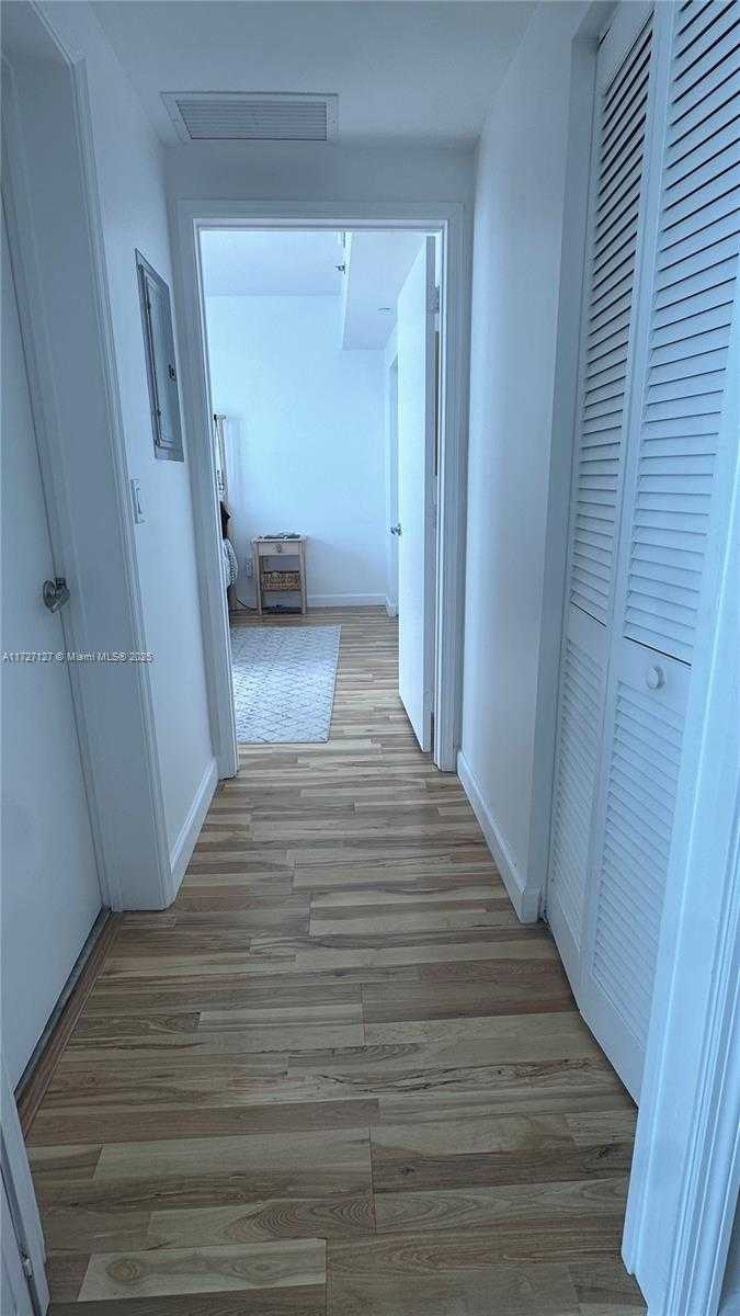 Small Image of 950 BRICKELL BAY DR #3403, Miami Number 6