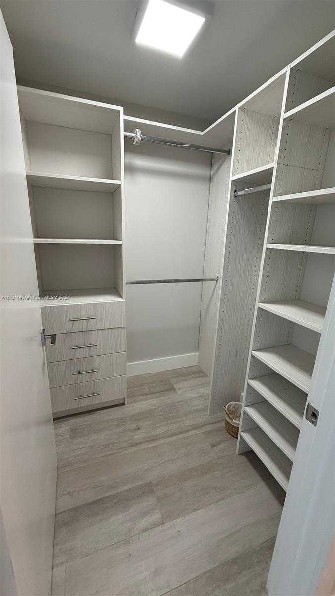 Small Image of 17301 BISCAYNE BLVD #1106, North Miami Beach Number 20