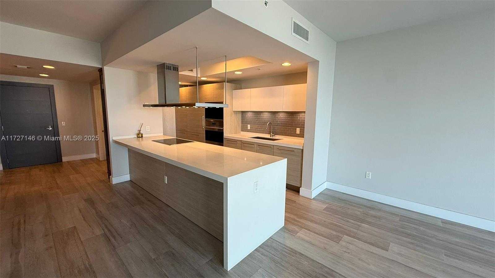 Small Image of 17301 BISCAYNE BLVD #1106, North Miami Beach Number 3