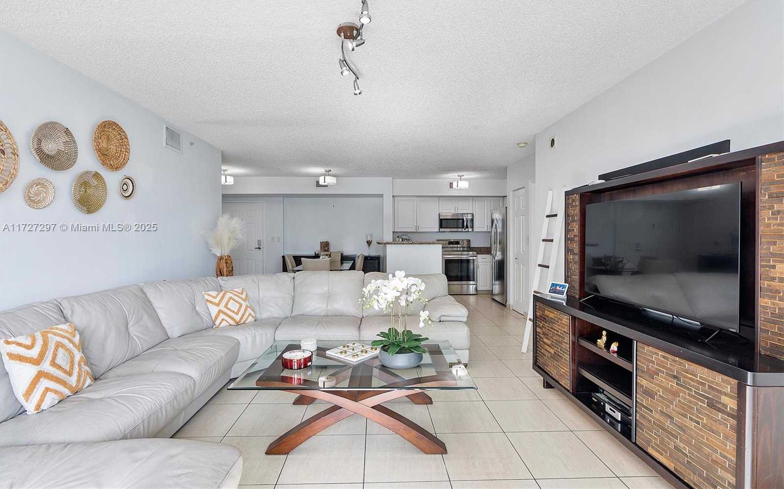 Small Image of 1155 BRICKELL BAY DR #603, Miami Number 4