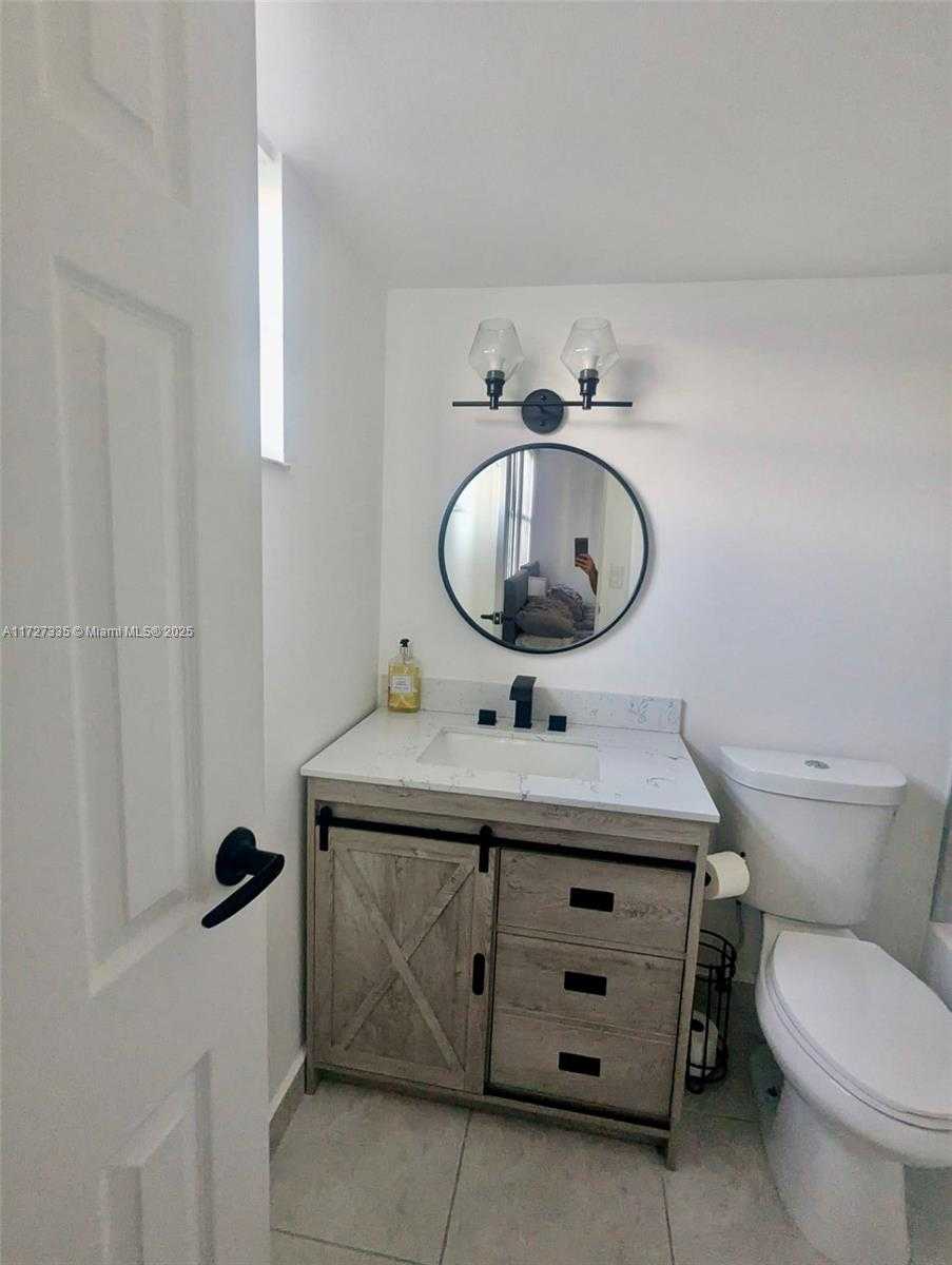 Small Image of 17021 N Bay Rd, Sunny Isles Beach, FL 33160, USA Number 7