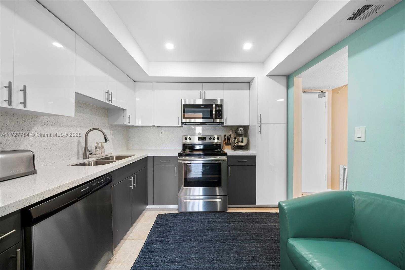 Small Image of 18011 BISCAYNE BLVD #PH03, Aventura Number 3