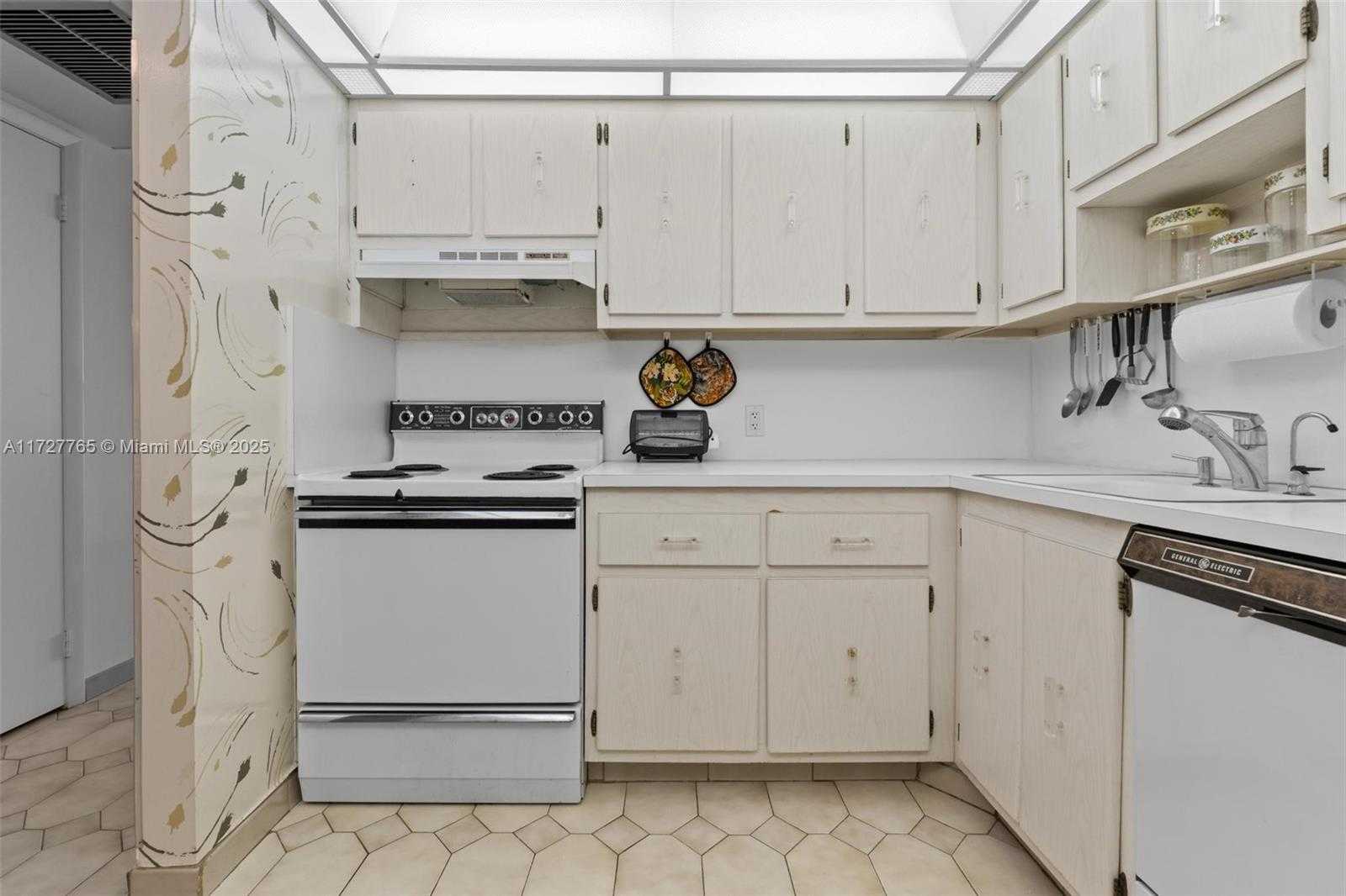 Small Image of 20301 WEST COUNTRY CLUB DR #PH25, Aventura Number 13