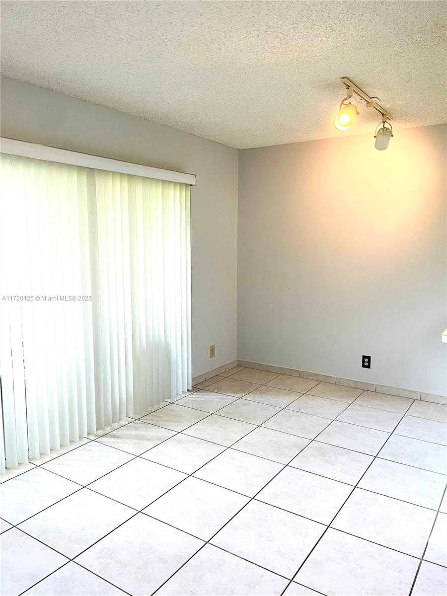 Small Image of 13904 SOUTH WEST 90TH TER #13904, Miami Number 5