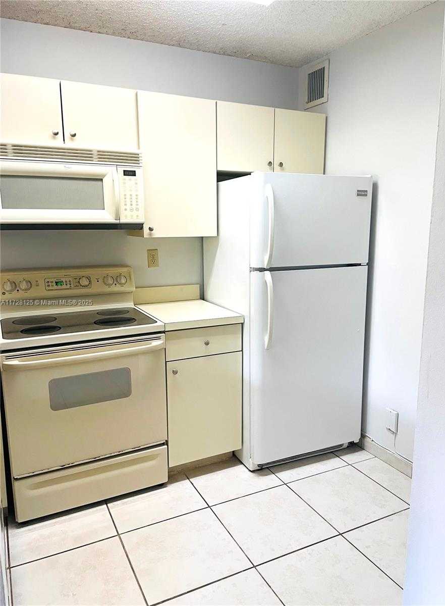 Small Image of 13904 SOUTH WEST 90TH TER #13904, Miami Number 6