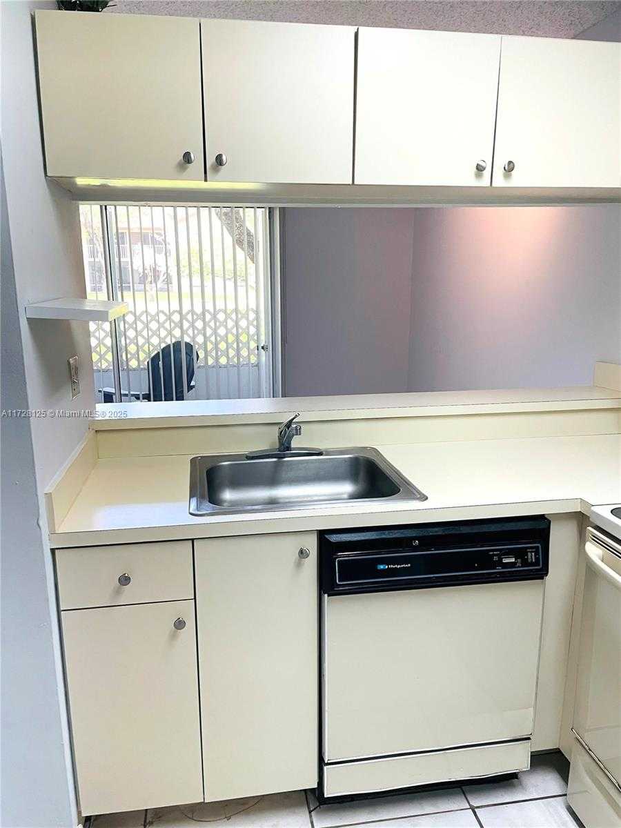 Small Image of 13904 SOUTH WEST 90TH TER #13904, Miami Number 7