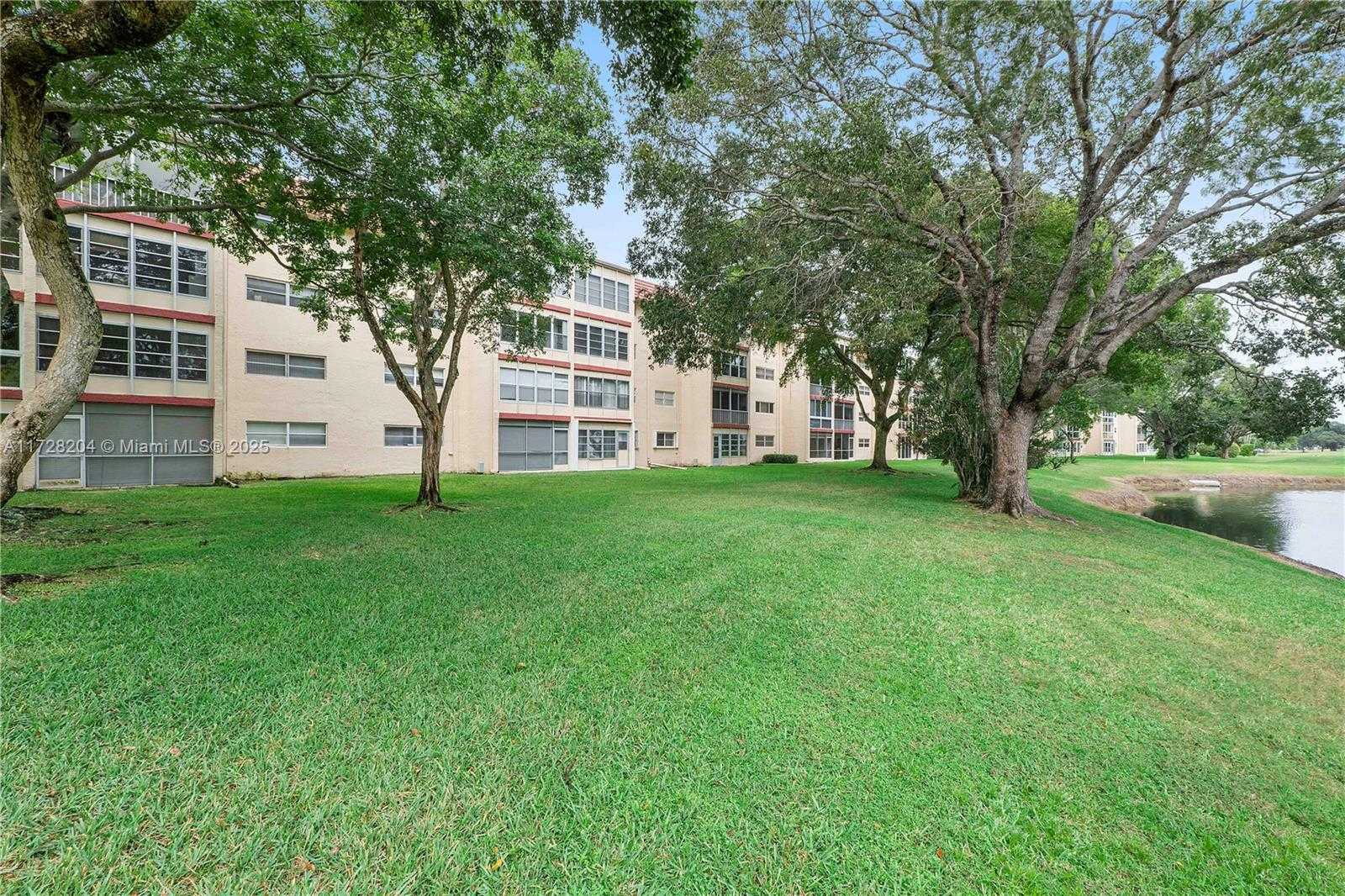 Small Image of 1030 COUNTRY CLUB DR #407, Margate Number 12