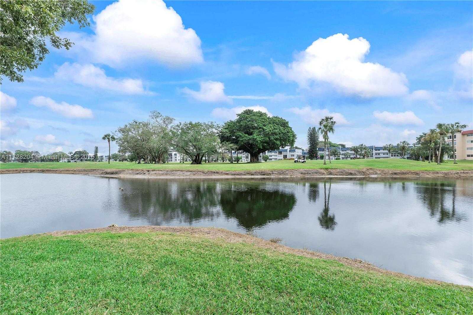 Small Image of 1030 COUNTRY CLUB DR #407, Margate Number 14