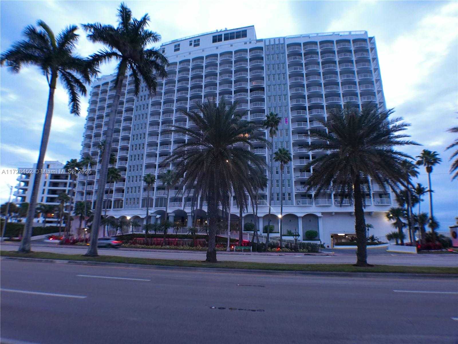 Small Image of 5401 COLLINS AVE #130, Miami Beach Number 3