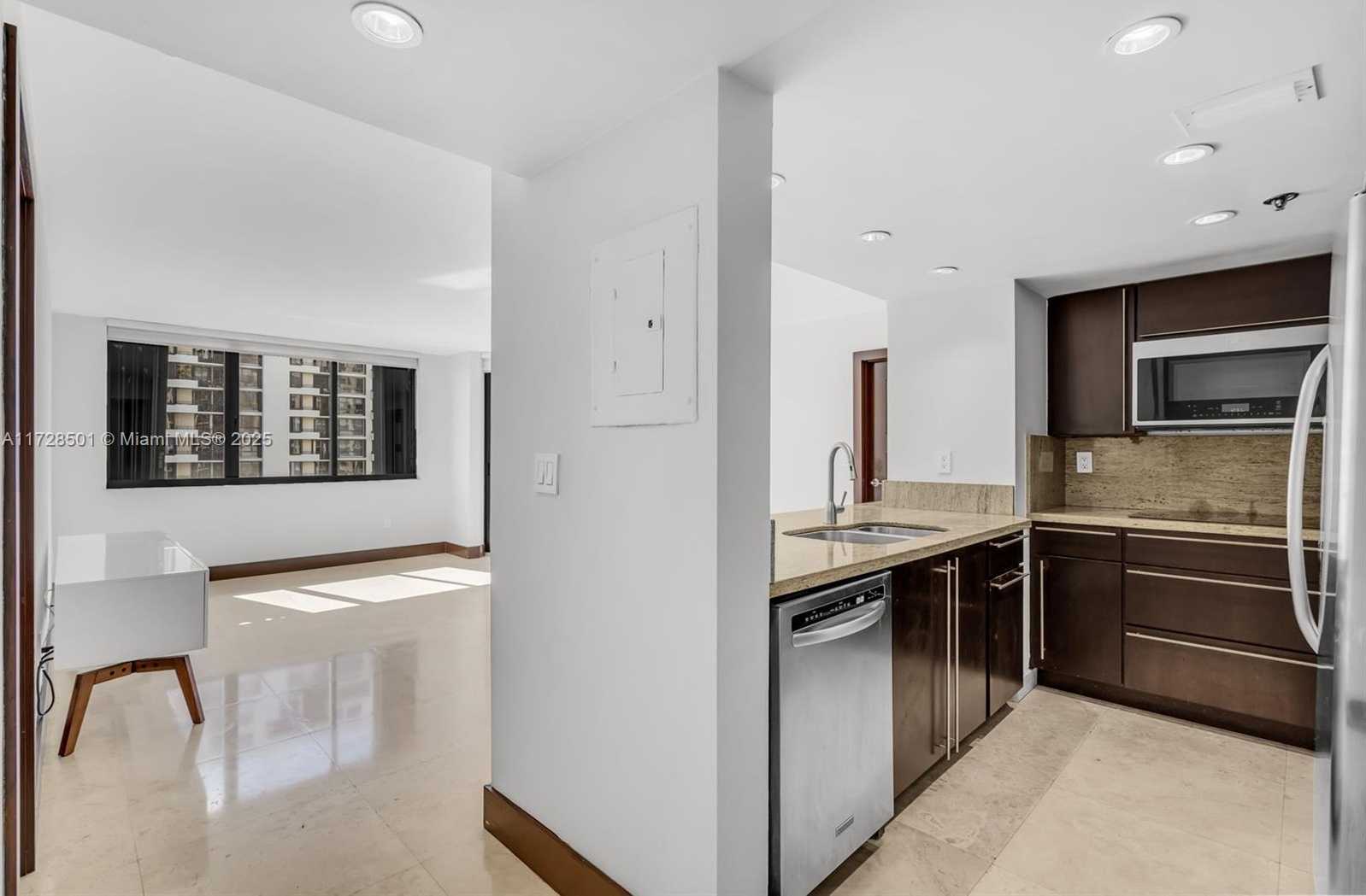 Small Image of 540 BRICKELL KEY DR #1021, Miami Number 2