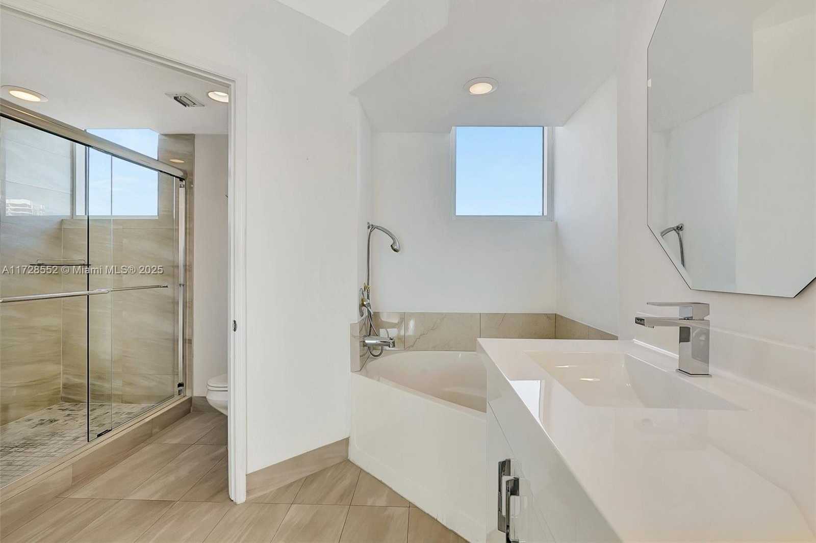 Small Image of 3370 HIDDEN BAY DR #910, Aventura Number 19