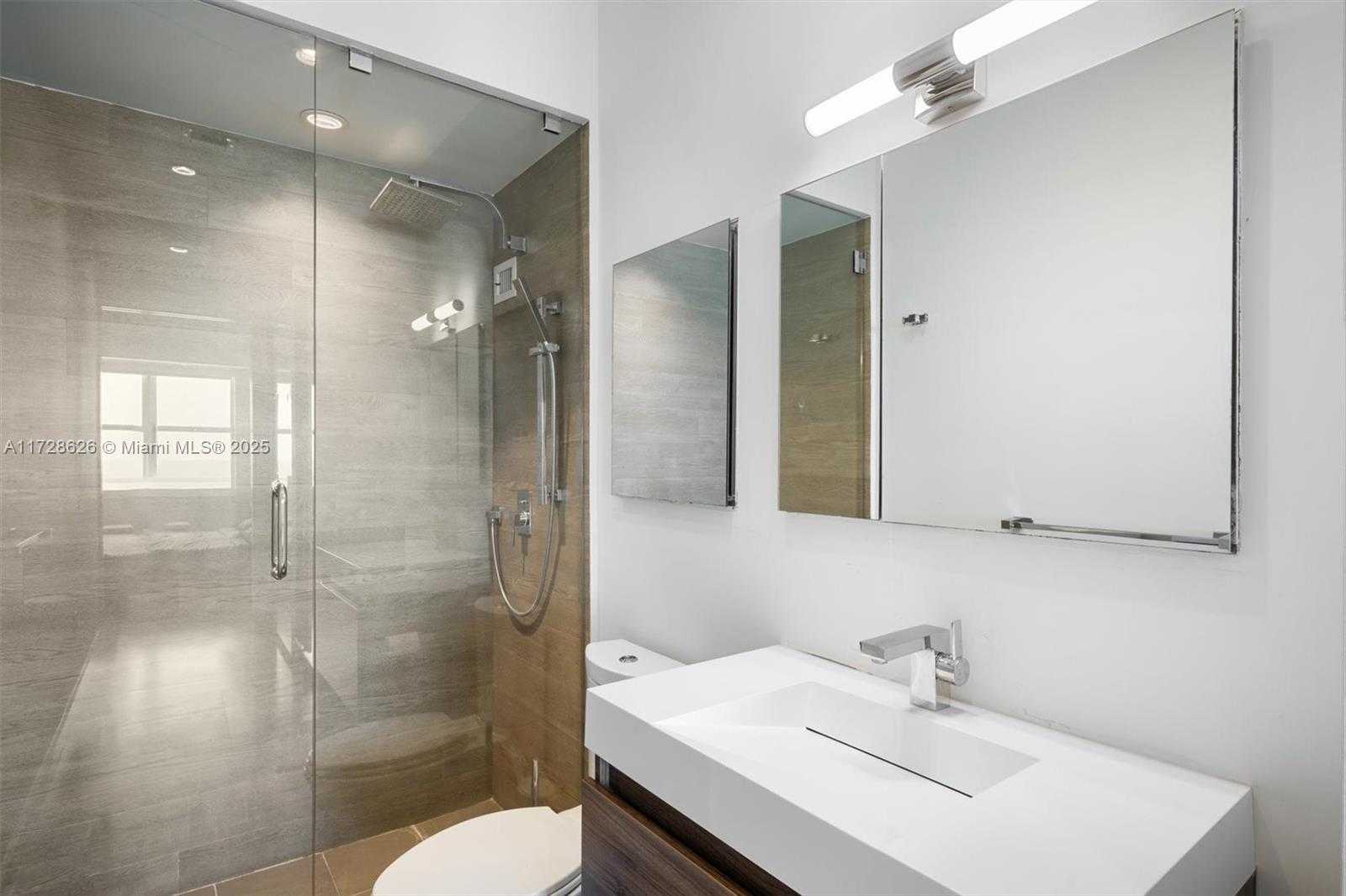 Small Image of 5601 COLLINS AVE #PH-5, Miami Beach Number 13