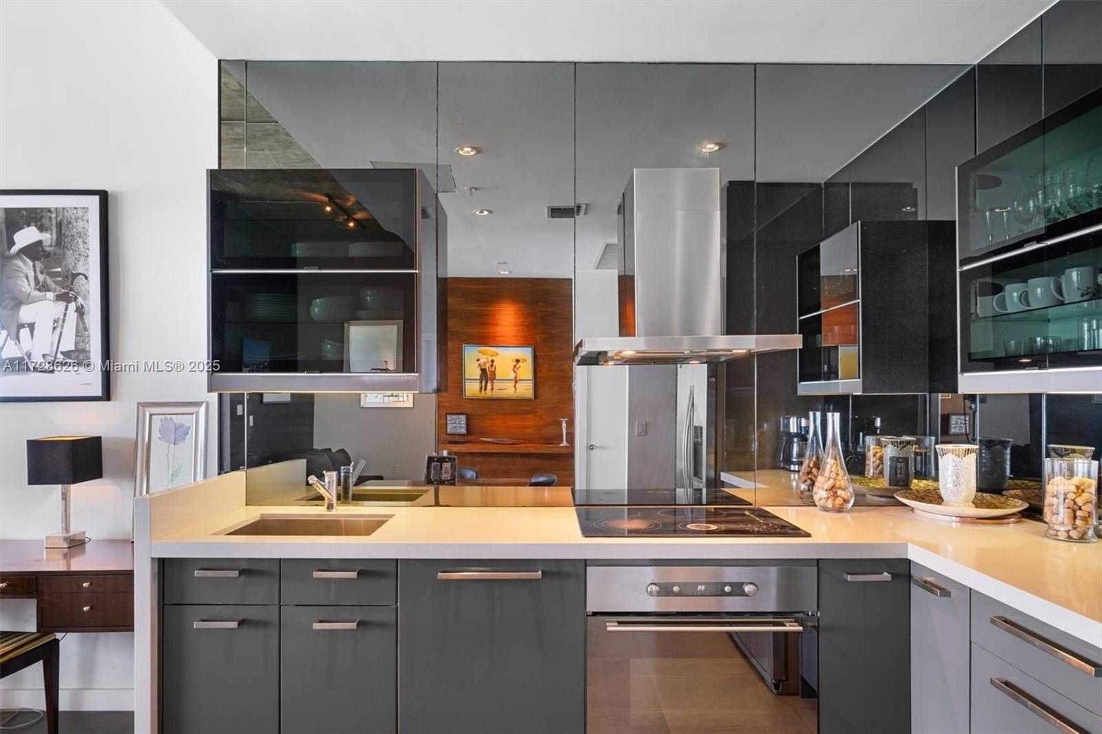 Small Image of 5601 COLLINS AVE #PH-5, Miami Beach Number 6