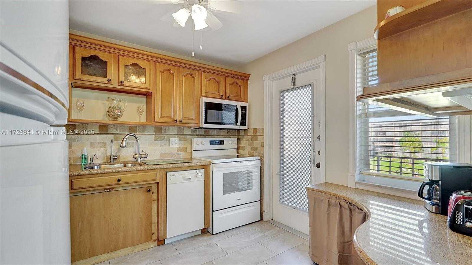 Small Image of 4800 HILLCREST LN #301, Hollywood Number 10