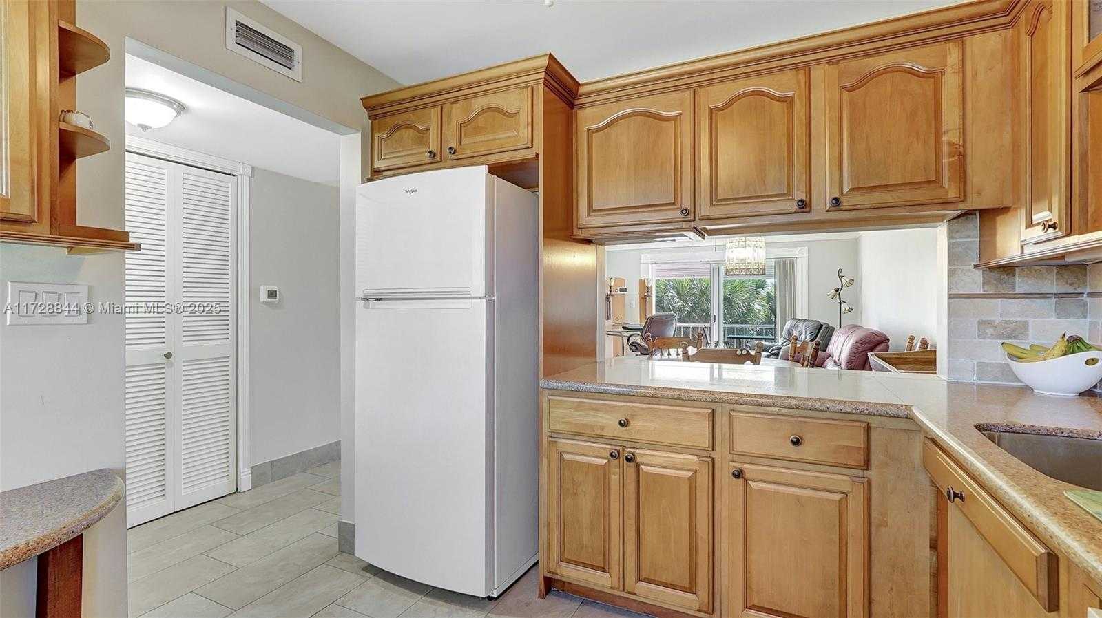 Small Image of 4800 HILLCREST LN #301, Hollywood Number 11