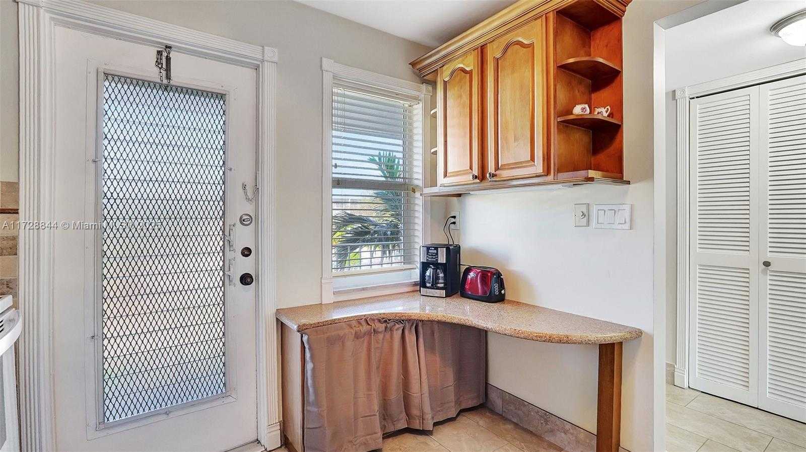 Small Image of 4800 HILLCREST LN #301, Hollywood Number 12