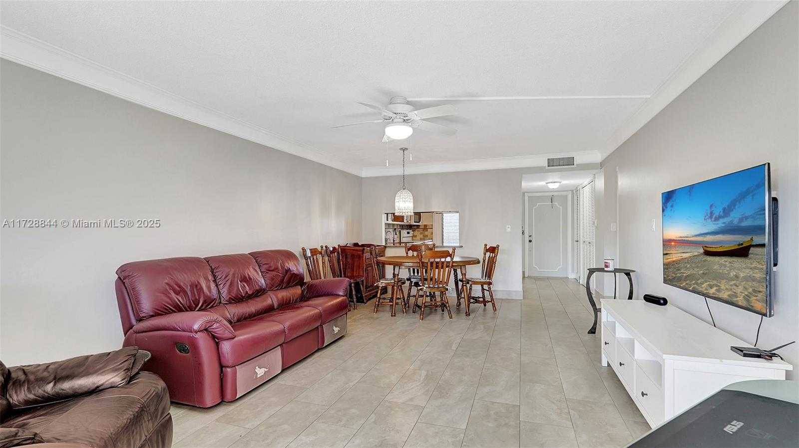 Small Image of 4800 HILLCREST LN #301, Hollywood Number 14