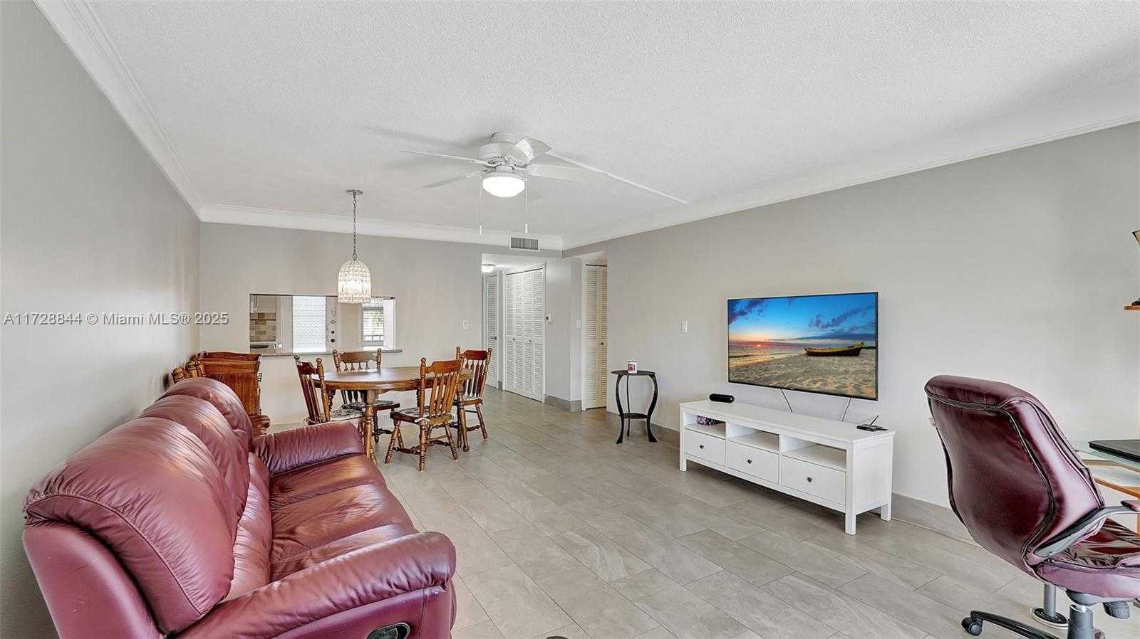 Small Image of 4800 HILLCREST LN #301, Hollywood Number 15