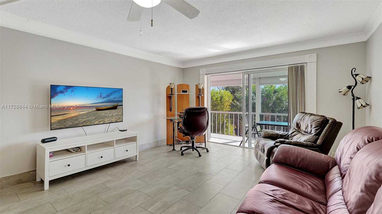 Small Image of 4800 HILLCREST LN #301, Hollywood Number 16