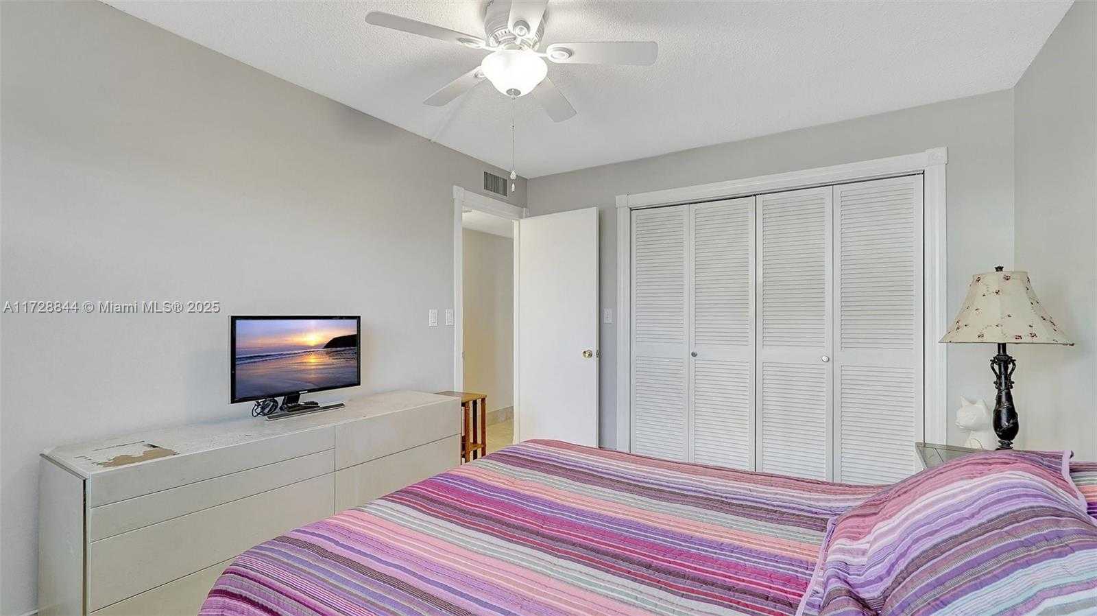 Small Image of 4800 HILLCREST LN #301, Hollywood Number 19