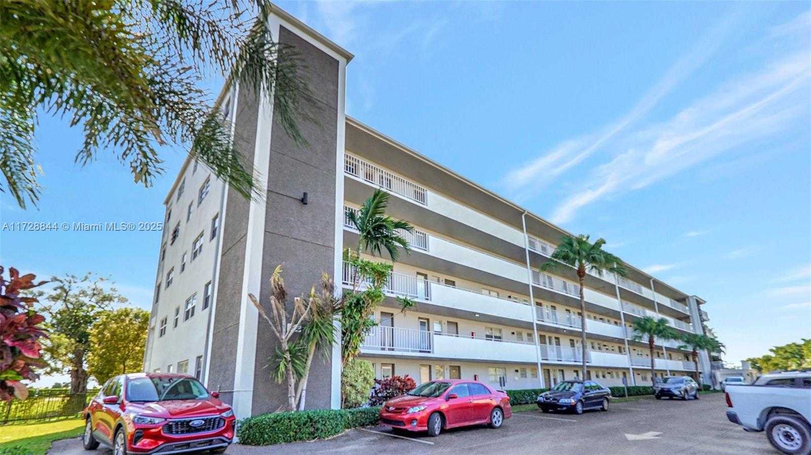 Small Image of 4800 HILLCREST LN #301, Hollywood Number 2