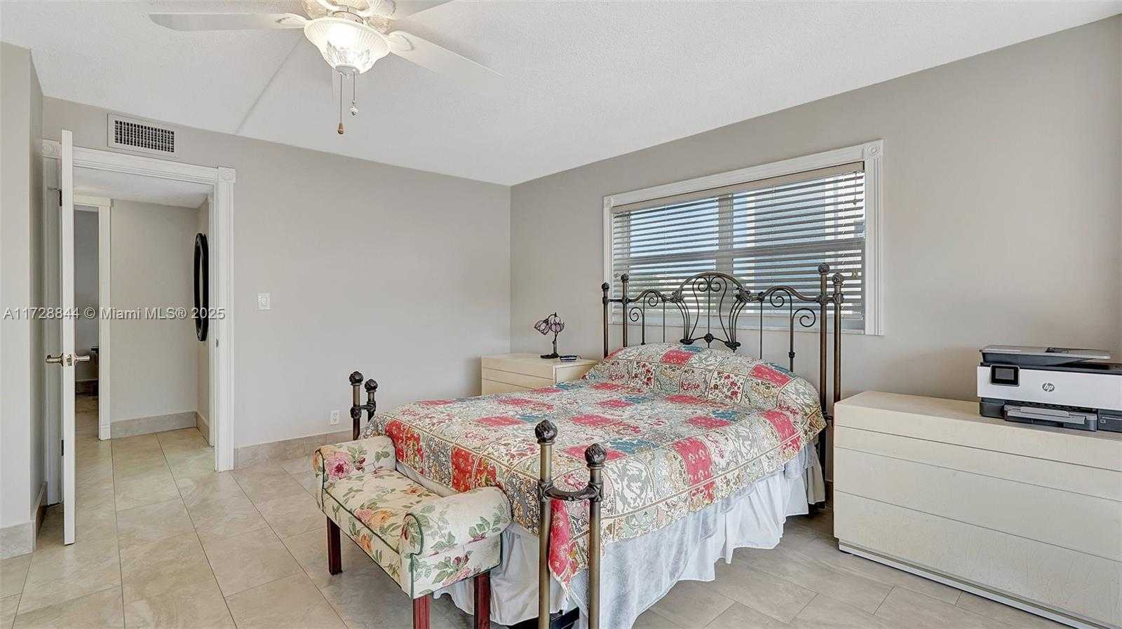 Small Image of 4800 HILLCREST LN #301, Hollywood Number 23