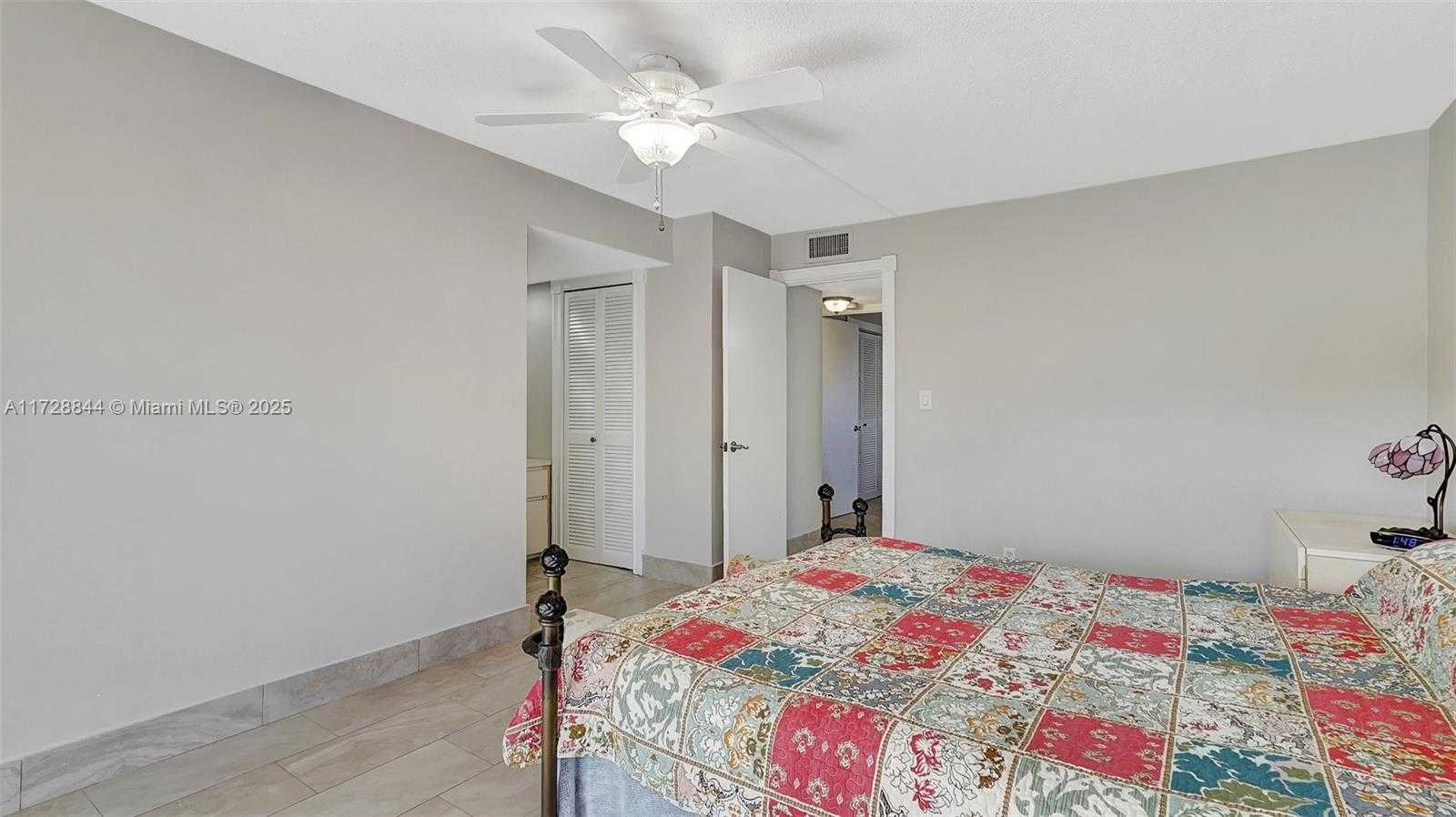 Small Image of 4800 HILLCREST LN #301, Hollywood Number 24