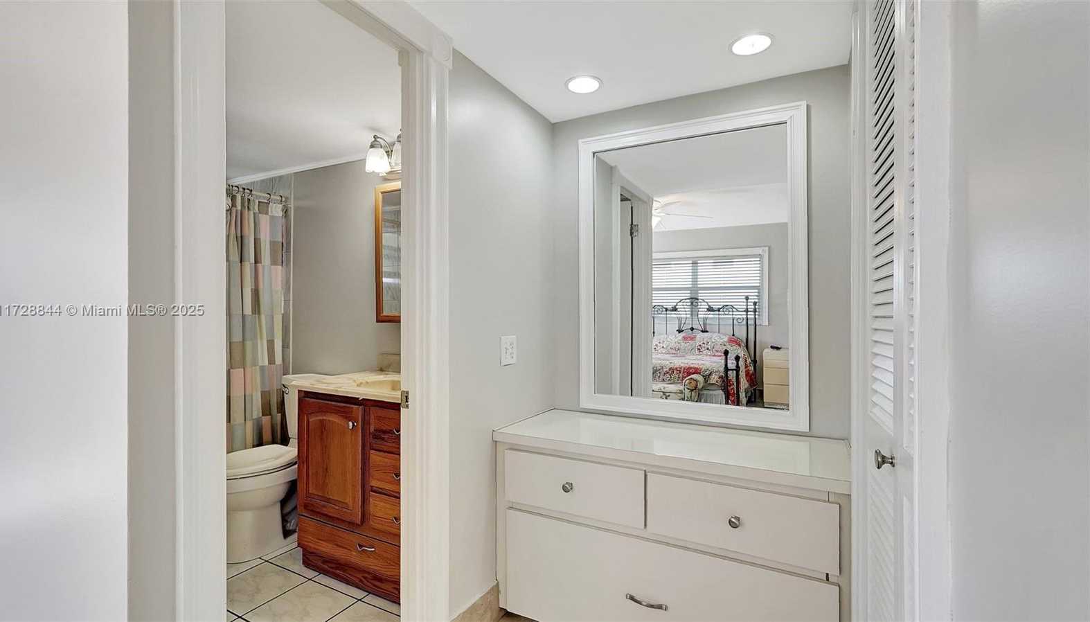 Small Image of 4800 HILLCREST LN #301, Hollywood Number 26
