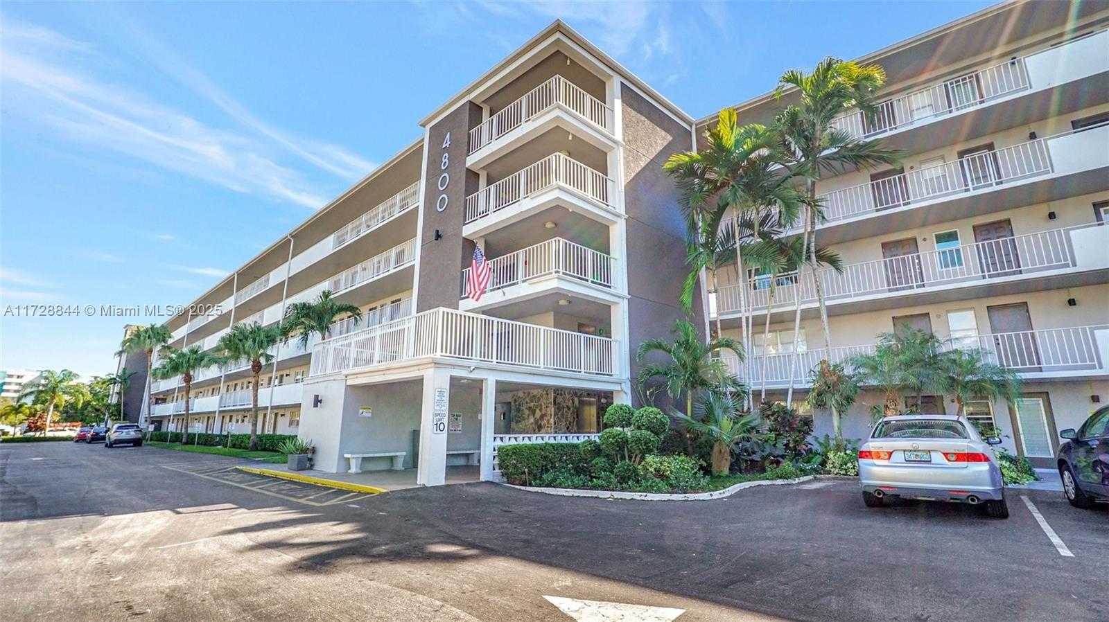 Small Image of 4800 HILLCREST LN #301, Hollywood Number 3