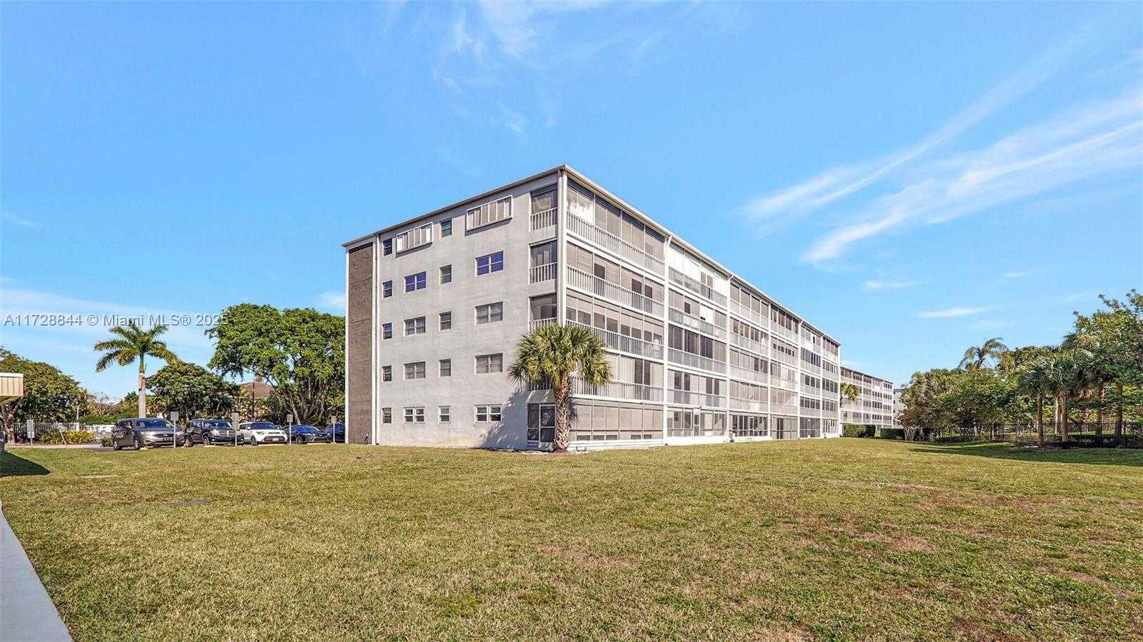 Small Image of 4800 HILLCREST LN #301, Hollywood Number 31