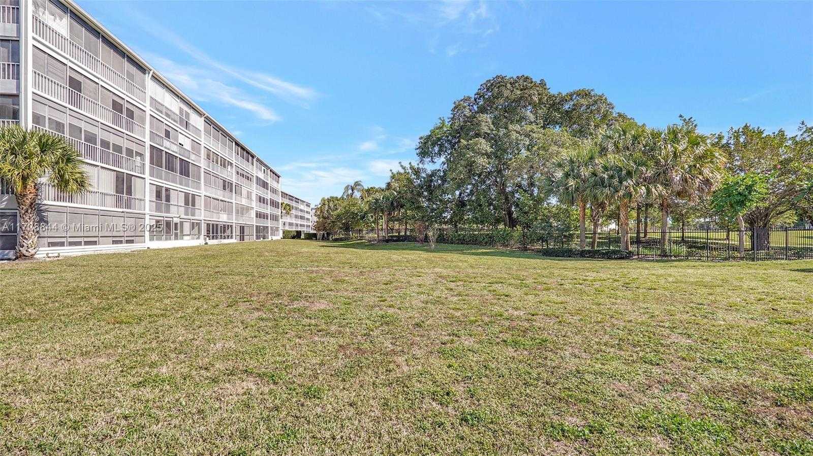 Small Image of 4800 HILLCREST LN #301, Hollywood Number 32