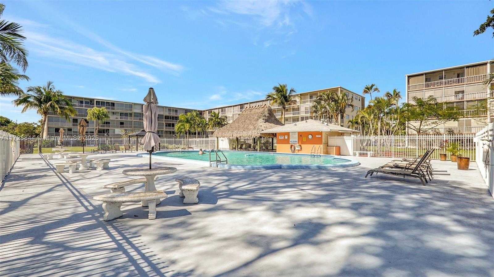 Small Image of 4800 HILLCREST LN #301, Hollywood Number 35