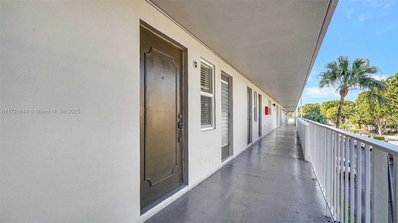 Small Image of 4800 HILLCREST LN #301, Hollywood Number 5