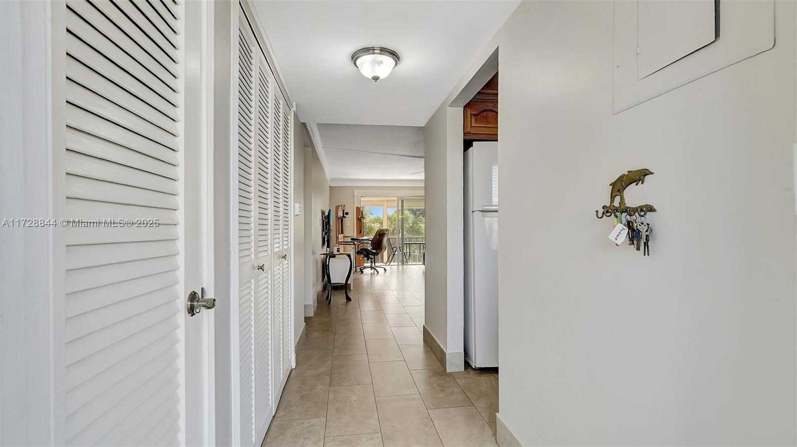 Small Image of 4800 HILLCREST LN #301, Hollywood Number 6