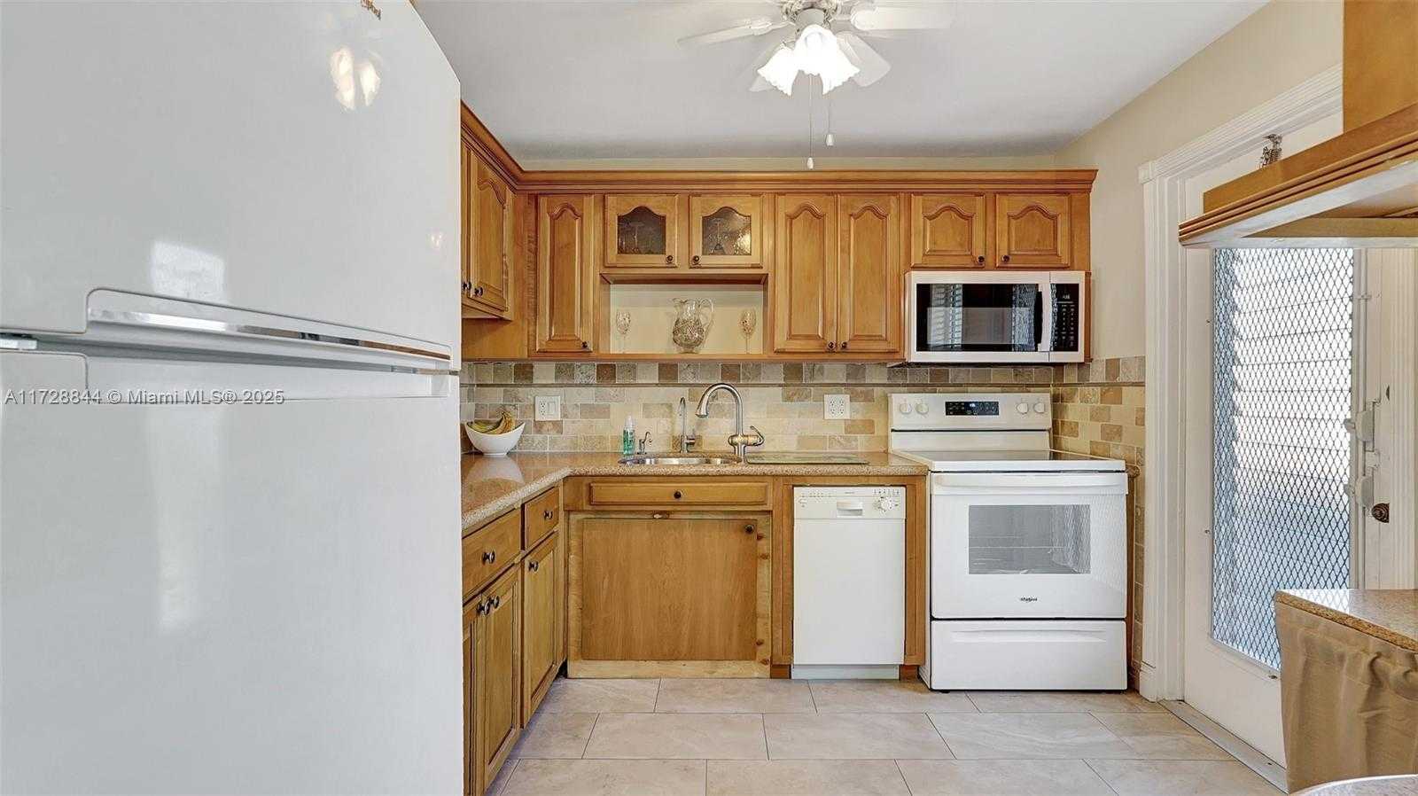Small Image of 4800 HILLCREST LN #301, Hollywood Number 9