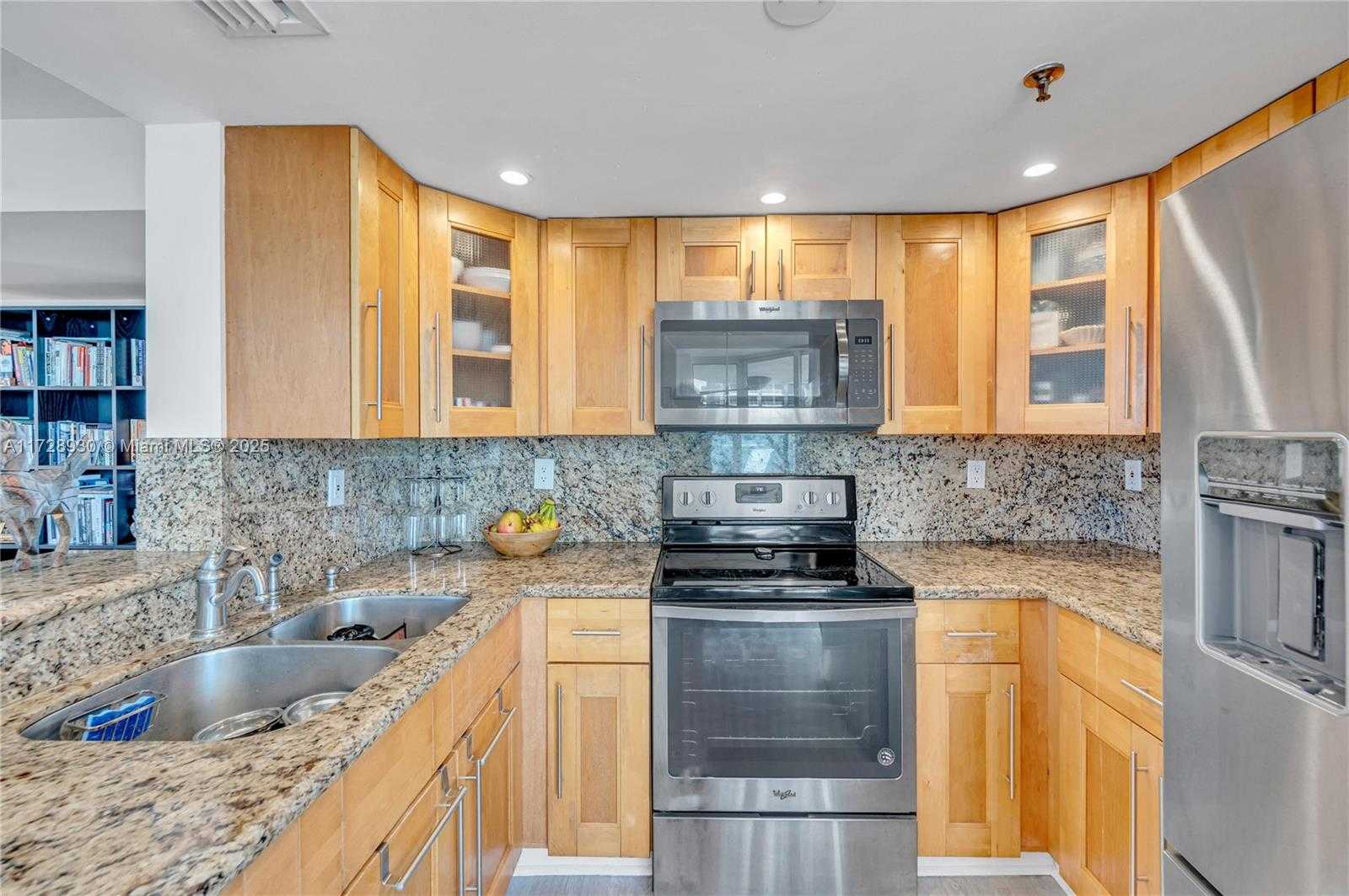 Small Image of 1621 BAY RD #508, Miami Beach Number 8