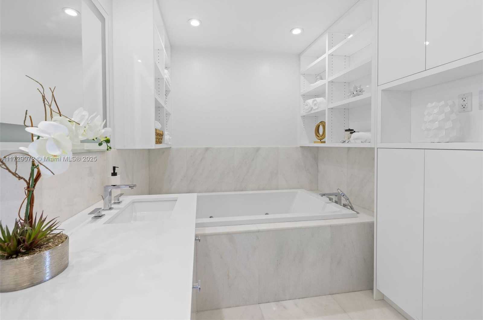 Small Image of 100 SOUTH POINTE DR #2107, Miami Beach Number 26