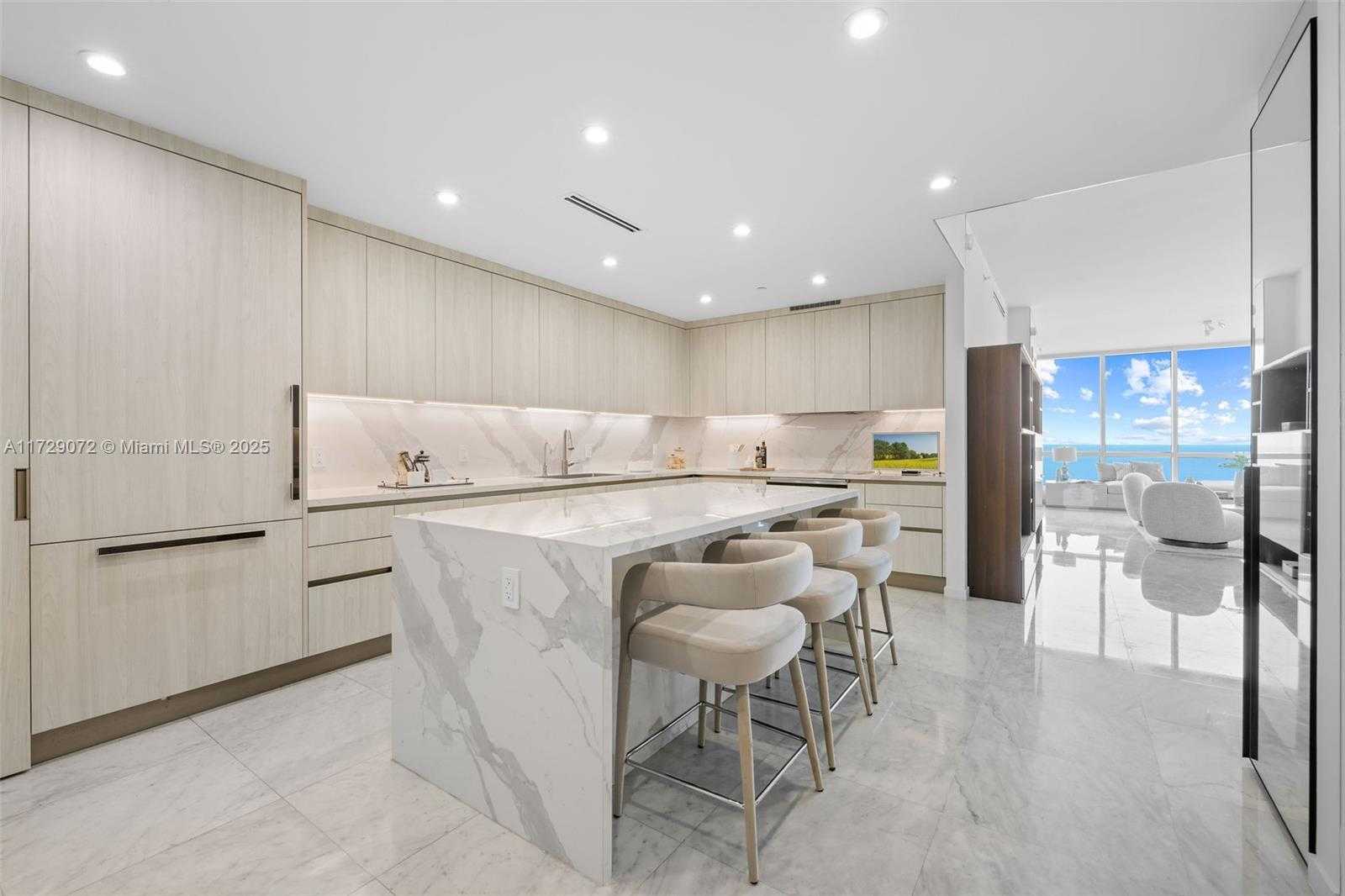 Small Image of 100 SOUTH POINTE DR #2107, Miami Beach Number 4