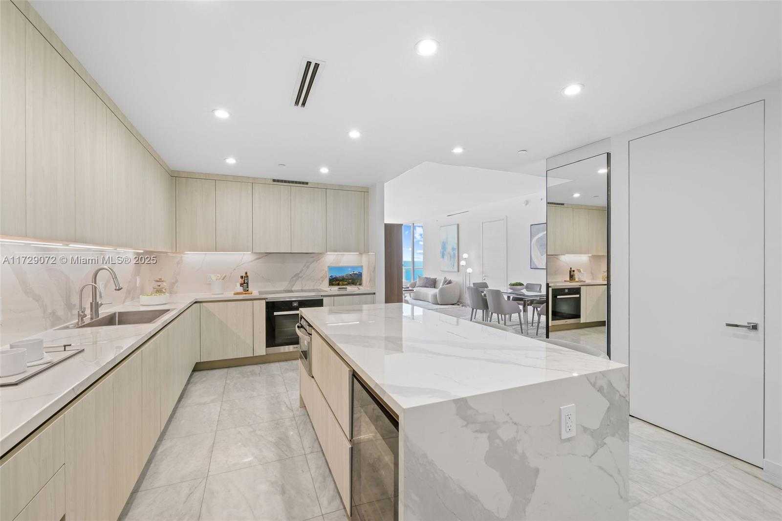 Small Image of 100 SOUTH POINTE DR #2107, Miami Beach Number 5