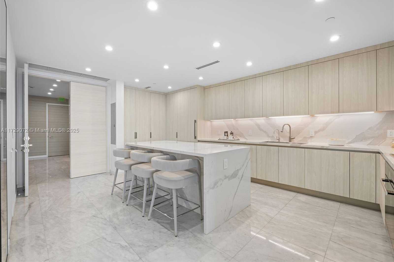Small Image of 100 SOUTH POINTE DR #2107, Miami Beach Number 6