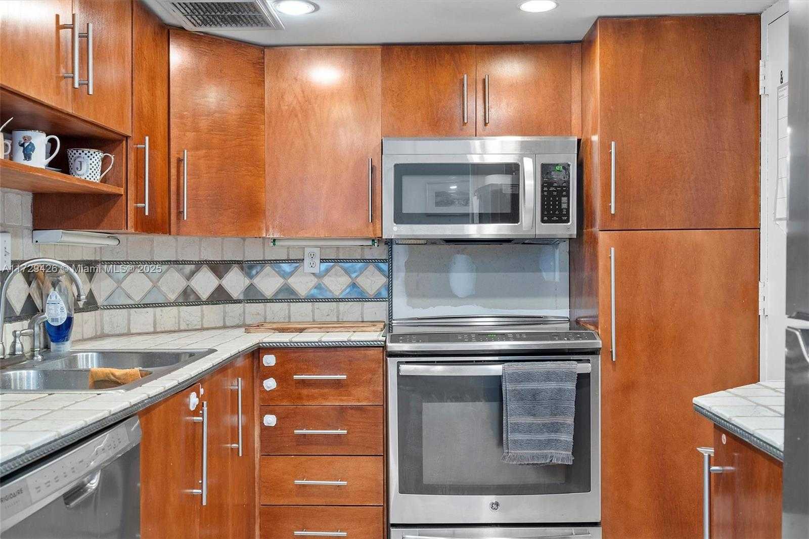 Small Image of 300 BAYVIEW DR #1503, Sunny Isles Beach Number 20