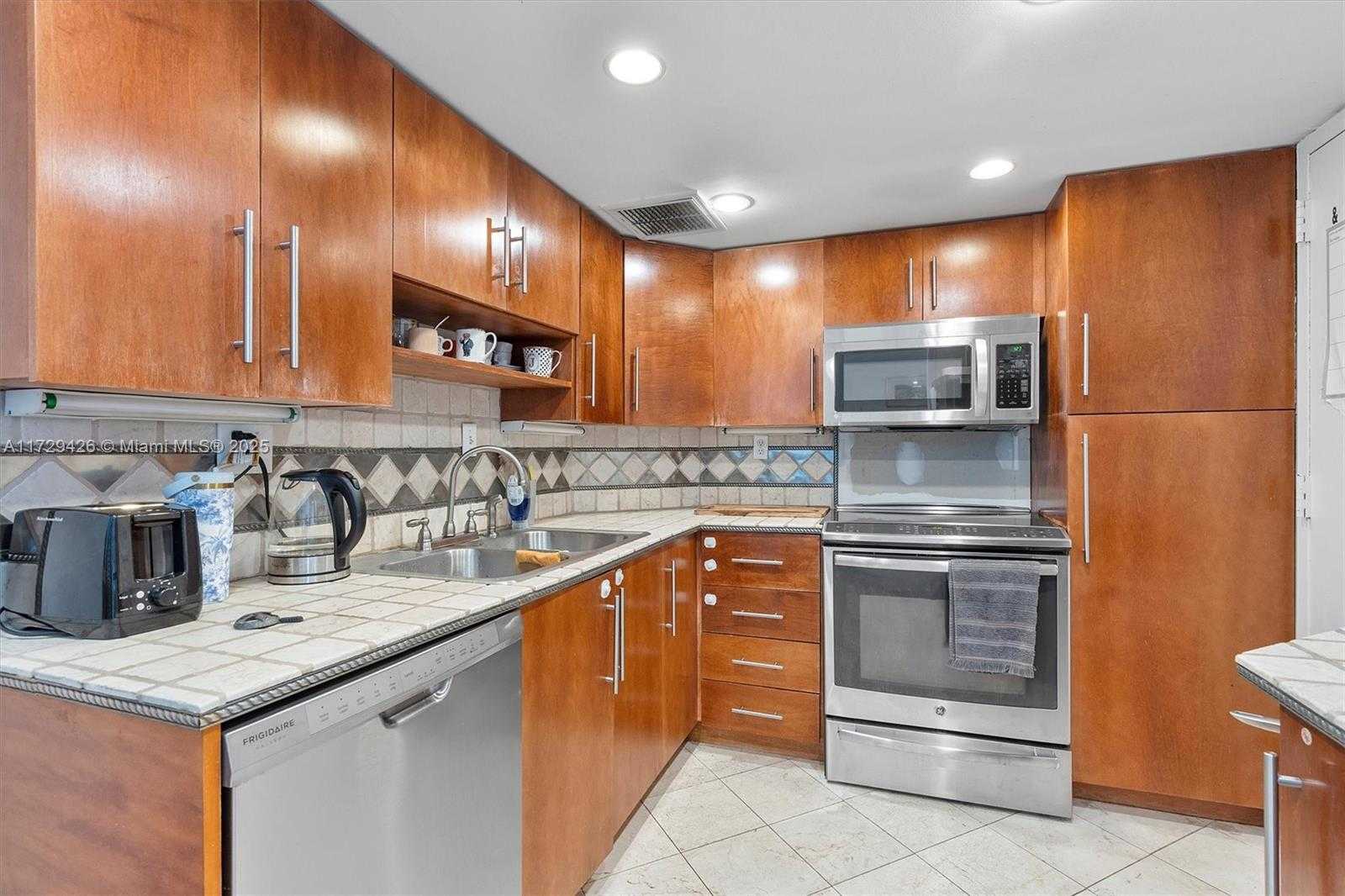 Small Image of 300 BAYVIEW DR #1503, Sunny Isles Beach Number 21