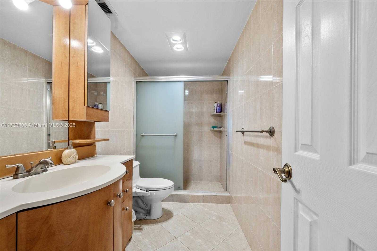 Small Image of 300 BAYVIEW DR #1707, Sunny Isles Beach Number 16
