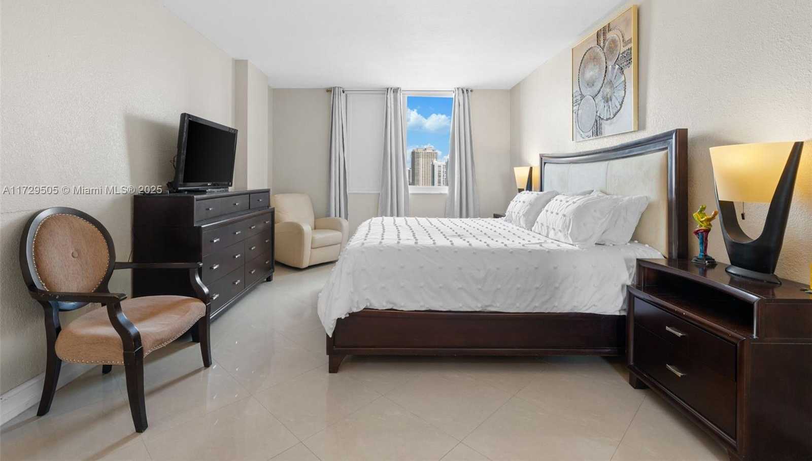 Small Image of 300 BAYVIEW DR #1707, Sunny Isles Beach Number 17