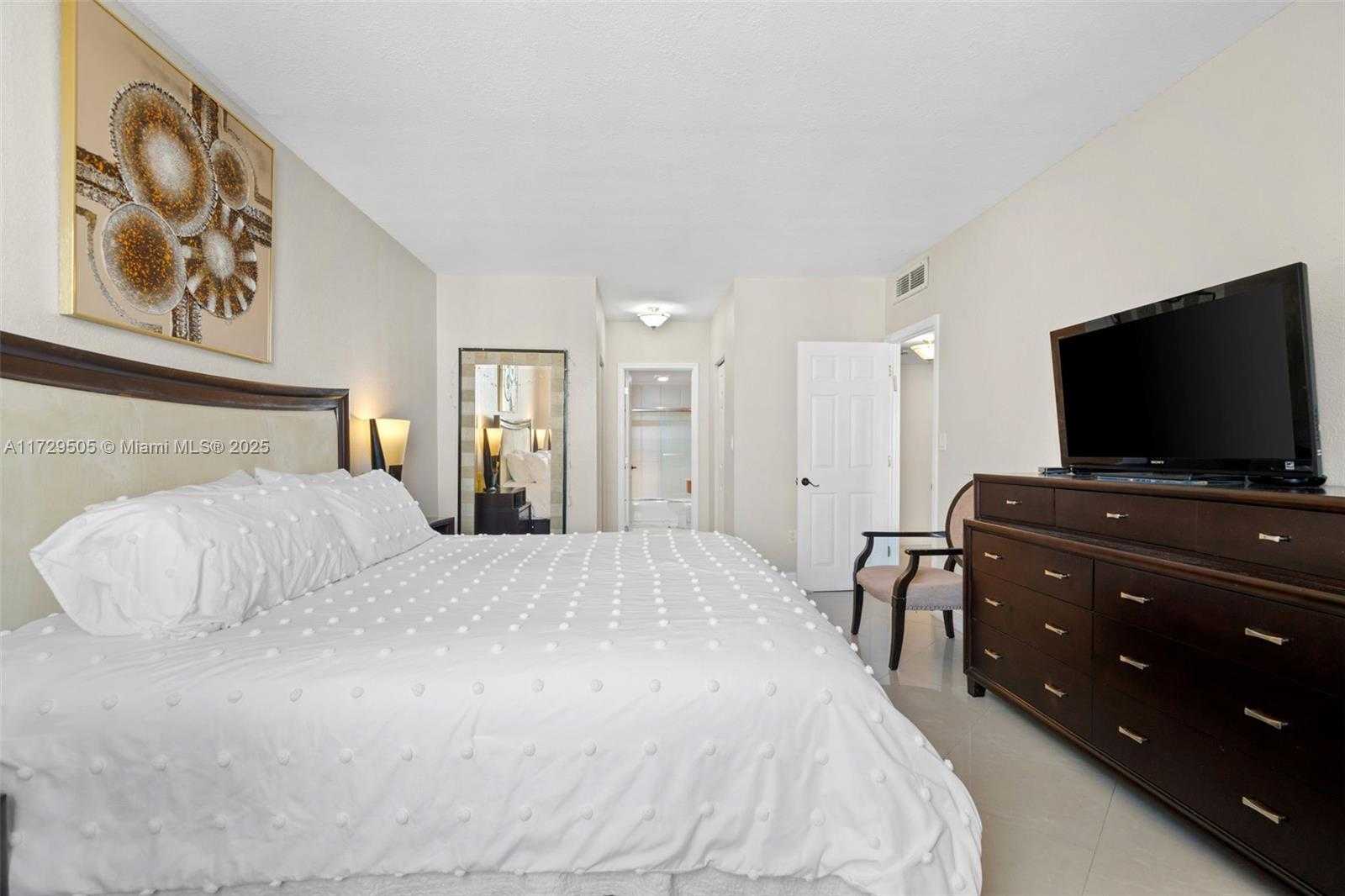 Small Image of 300 BAYVIEW DR #1707, Sunny Isles Beach Number 18