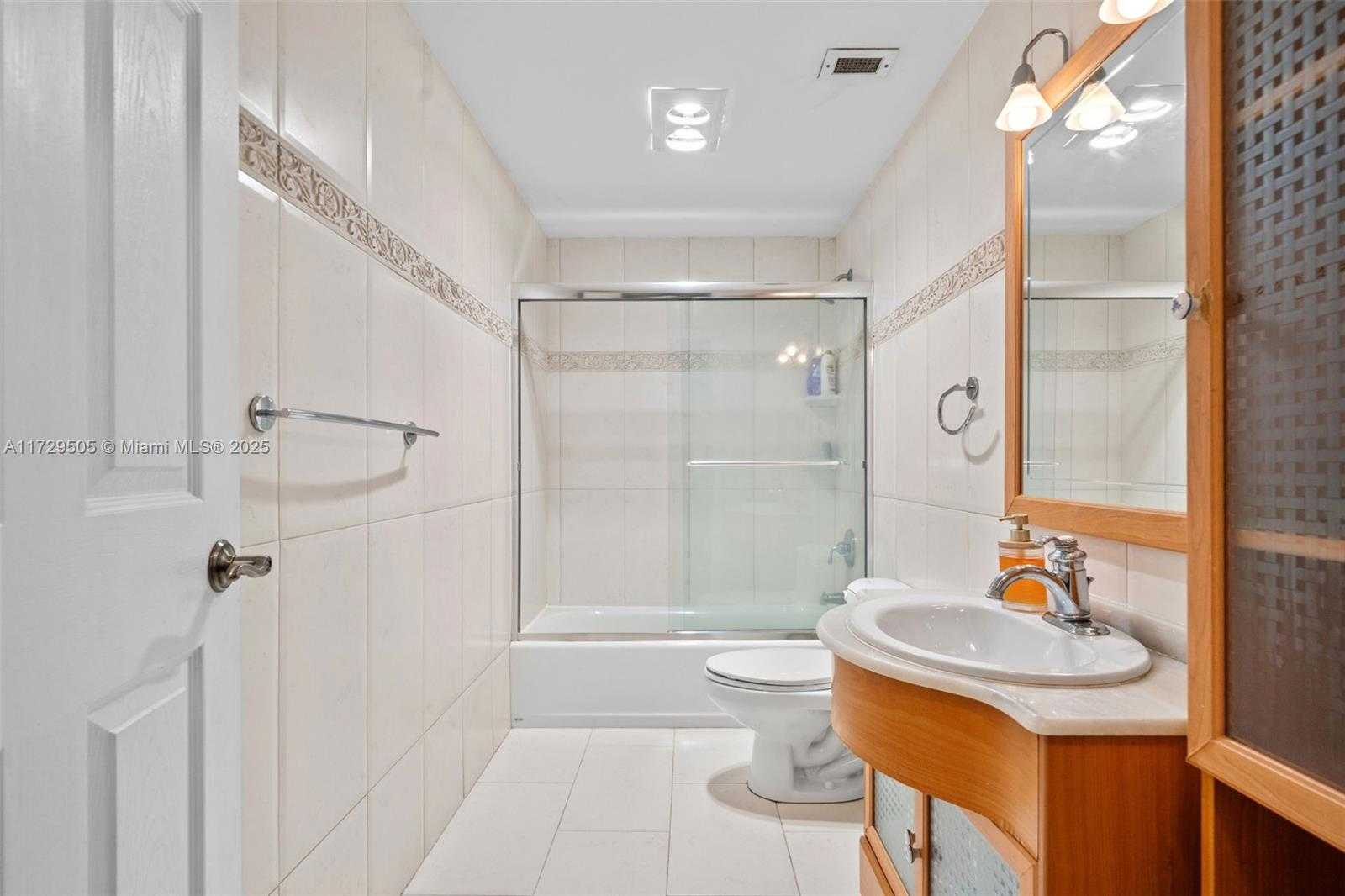 Small Image of 300 BAYVIEW DR #1707, Sunny Isles Beach Number 19